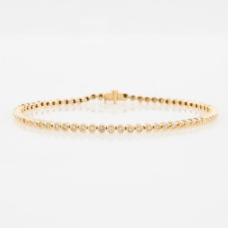 Tennis bracelet in 18K gold with round brilliant-cut diamonds.