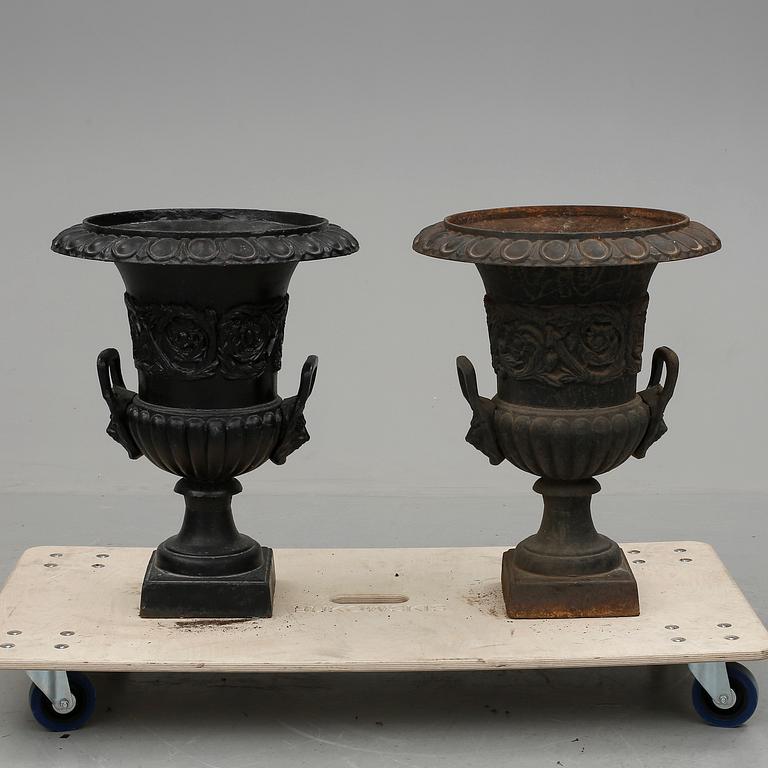 TRÄDGÅRDSURNOR, ett par, 1900-talets första hälft.