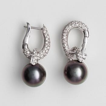 EARRINGS, 18K white gold. Tahiti pearls 10,5 mm. Brilliant cut diamonds c. 1.20 ct. Weight 9,5 g.