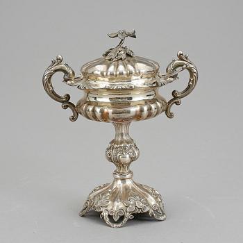 SOCKERSKÅL, silver, nyrokoko, Gustaf Möllenborg Feron, Stockholm 1857. Vikt ca 633 gram.