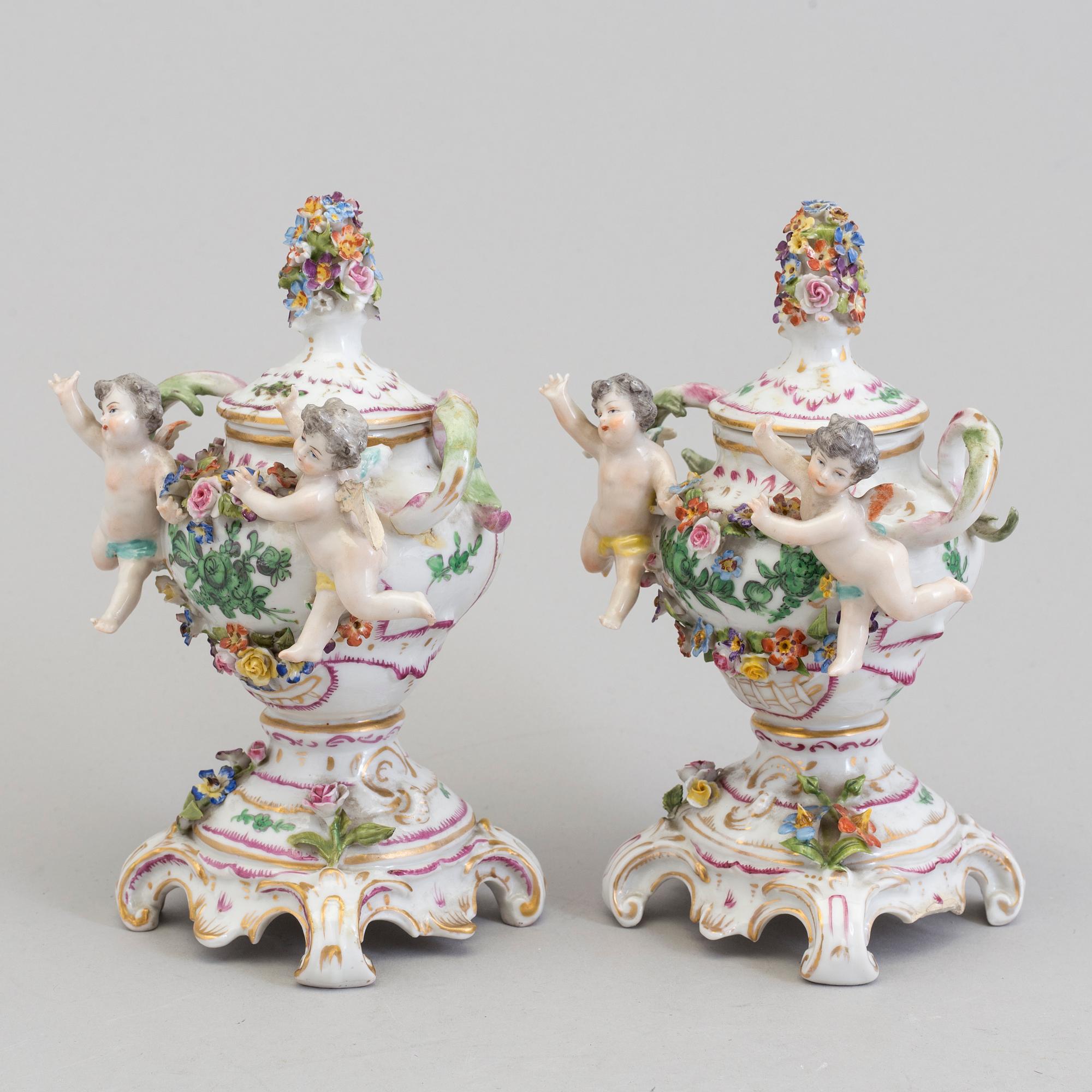 URNOR 2 st, porslin. Sevres- och Wienliknande märken, omkring 1900.