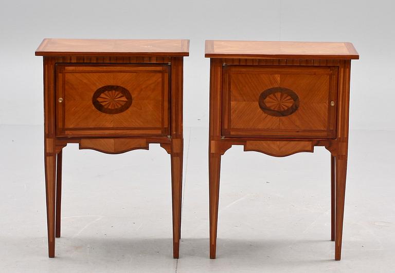 POTTSKÅP, ett par, gustaviansk stil. 1900-talets mitt.