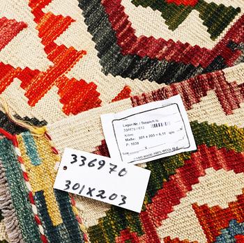 A Kilim carpet, c. 301 x 203 cm.