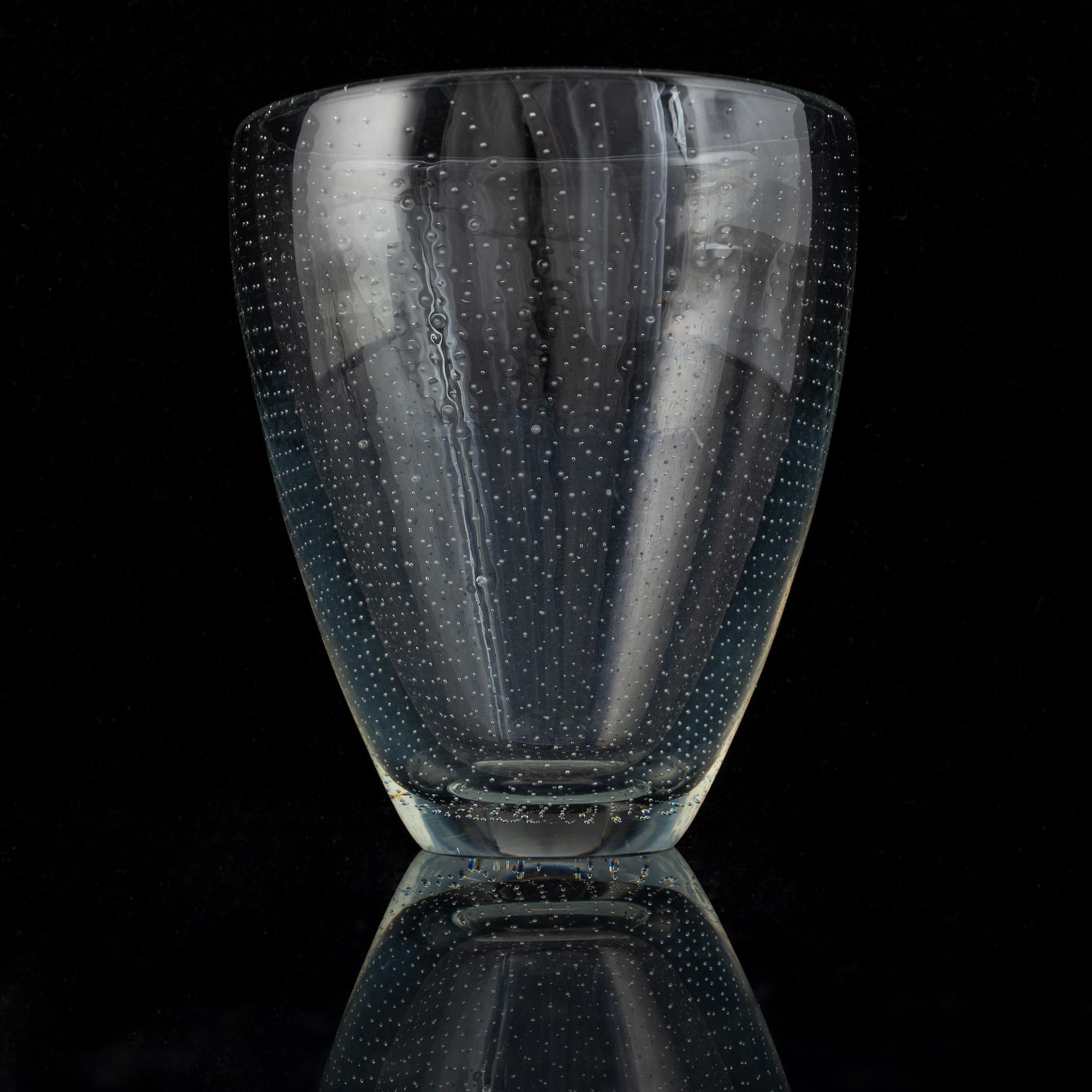 Gunnel Nyman, glass vase,  Nuutajärtvi Notsjö.