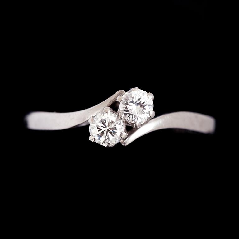 RING, 18k vitguld med två briljantslipade diamanter tot ca 0,29 ct. Göteborg 1963. Vikt 2,8 g.