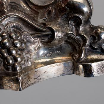 TAZZA, silver, William Lyon, Göteborg, 1856. Vikt ca 620 gram.