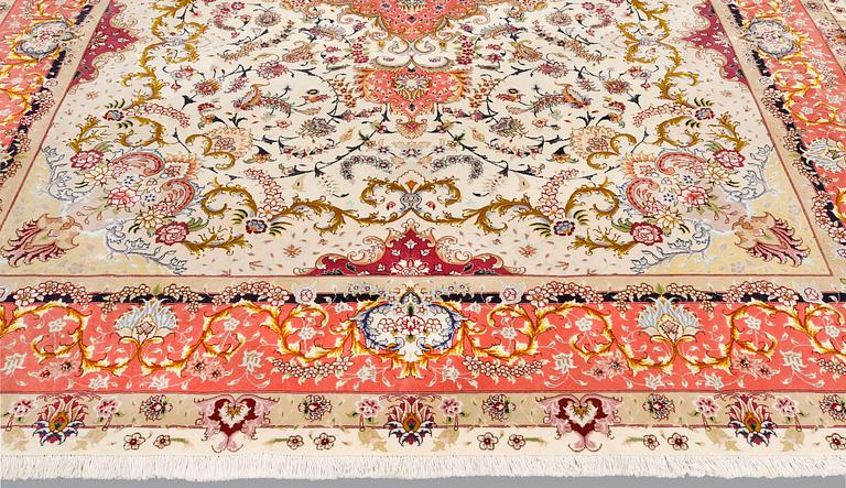 A part silk Tabriz carpet, so called 50 Radj, approx. 343 x 250 cm.