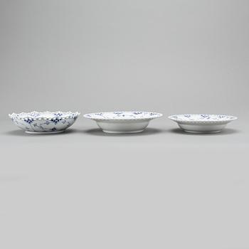 SERVISDELAR, 84 stycken, porslin, Musselmalet, Royal Copenhagen.