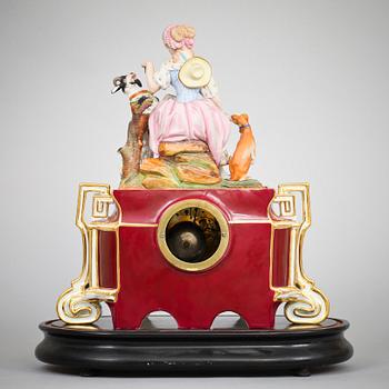 BORDSPENYDL, porslin, med glaskupa. 1800-talets slut.