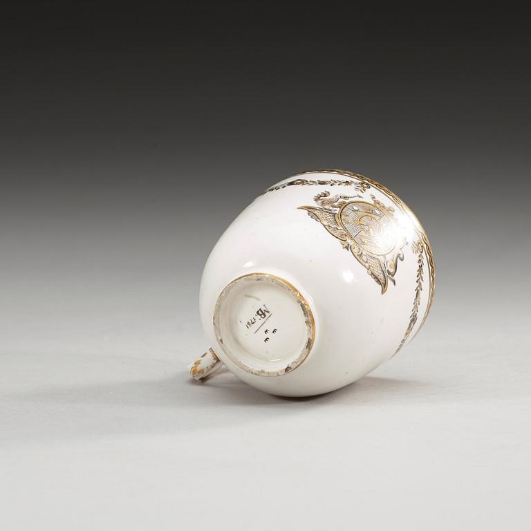 KOPP, mjukt porslin. Marieberg, daterad 1781.