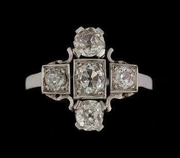 RING, 18k vitguld med 5 äldre briljantslipade diamanter. Vikt ca 6 gram.