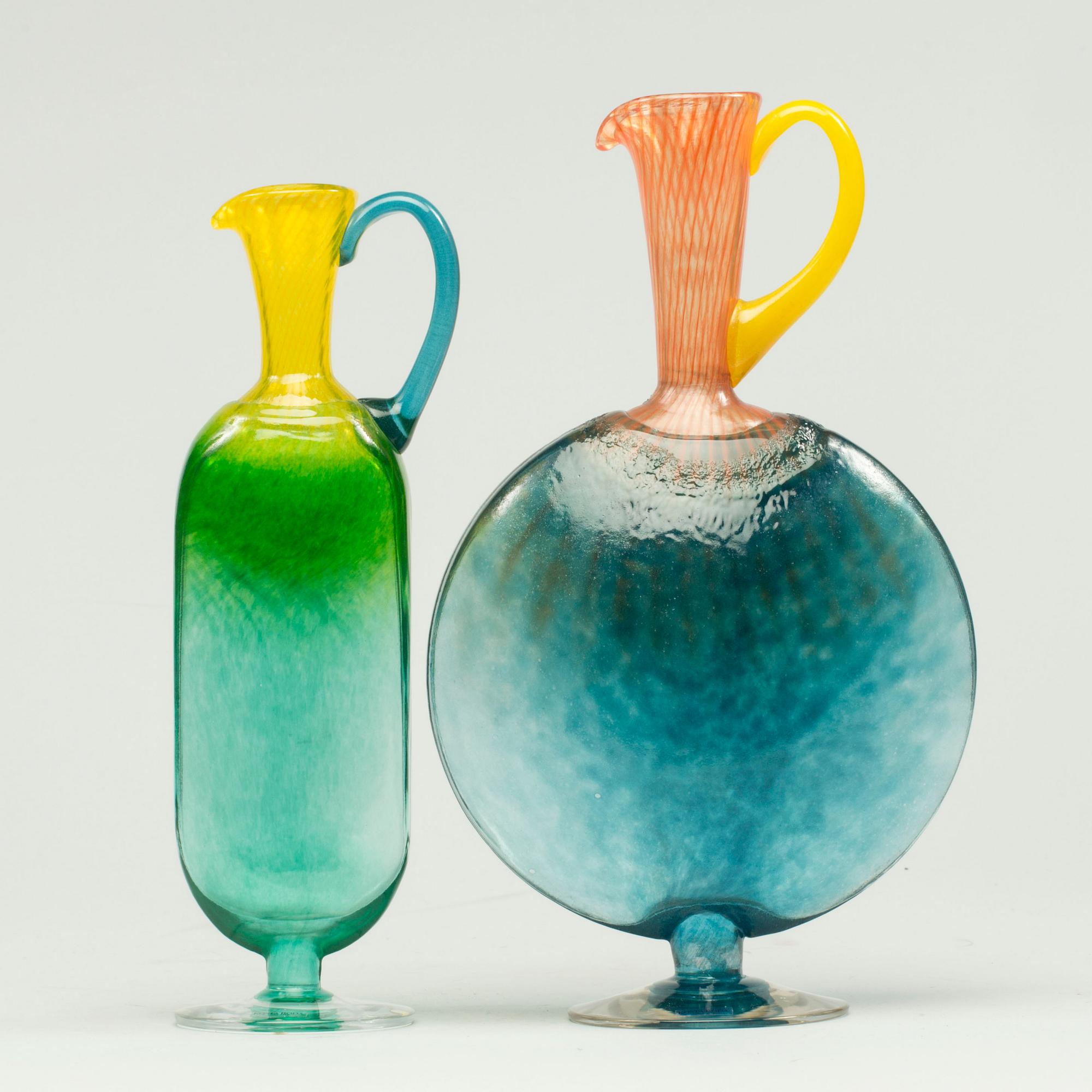 KARAFFER, 2 st, glas, signerade Kosta Boda K Engman, 1900-talets senare del.