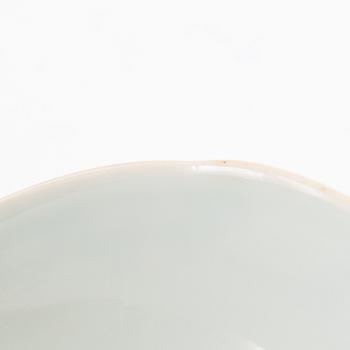 A small Chinese bowl, late Qing dynasty/early 20th century.