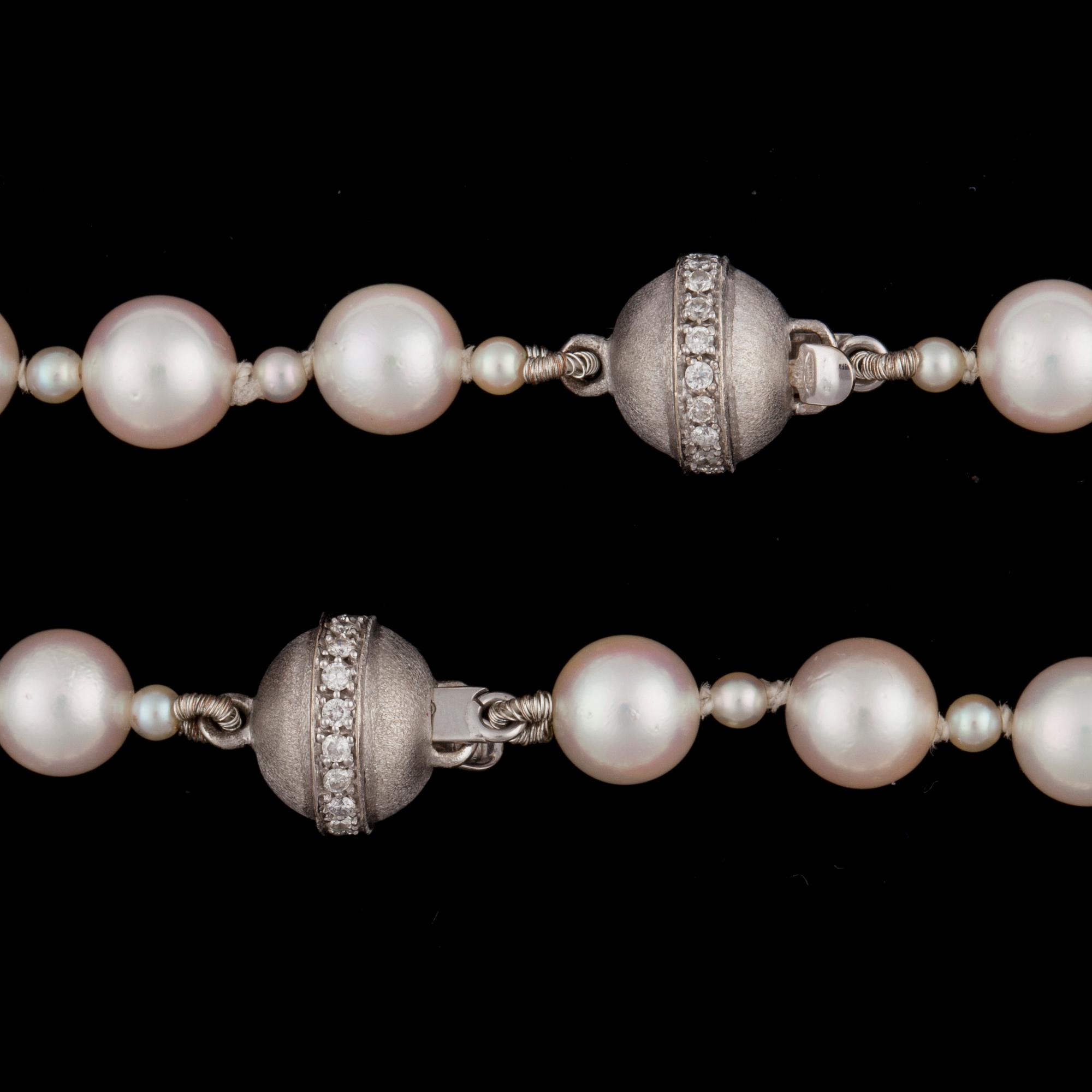 COLLIER, odlade saltvattenspärlor, 3st lås av 18k vitguld med briljantslipade diamanter.