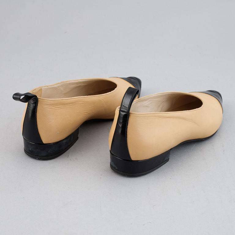 Chanel, a pair of leather shoes, size 36.