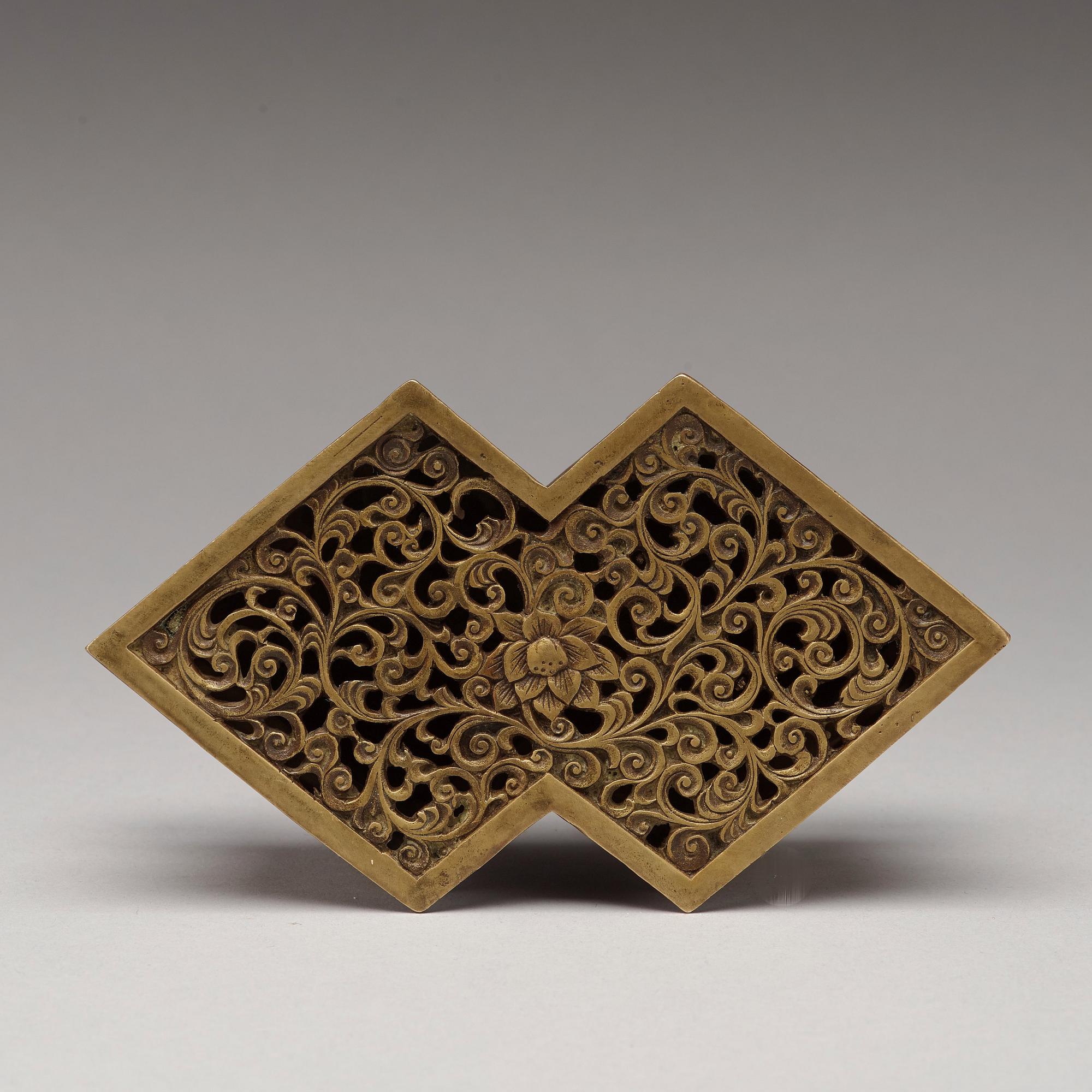 RÖKELSEKAR med LOCK, patinerad brons. Qingdynastin, 1800-tal.