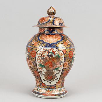 Urna med lock, porslin. Imari. Japan, 1900-tal.