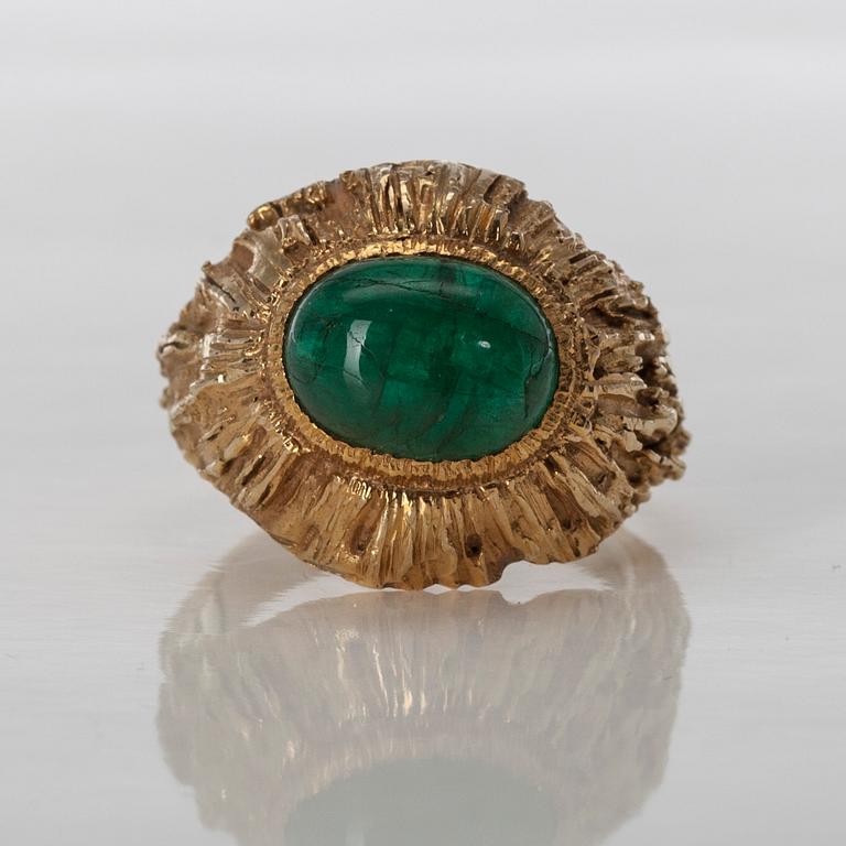 RING, 18K guld, cabochonslipad smaragd ca 3,2 ct, A. Tillander, Helsingfors 1969. Vikt 11,1 g.
