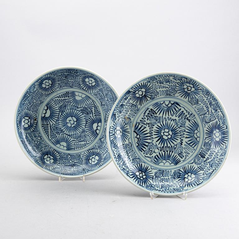 A pair of Qing dynasty blue and white porcelain plates.