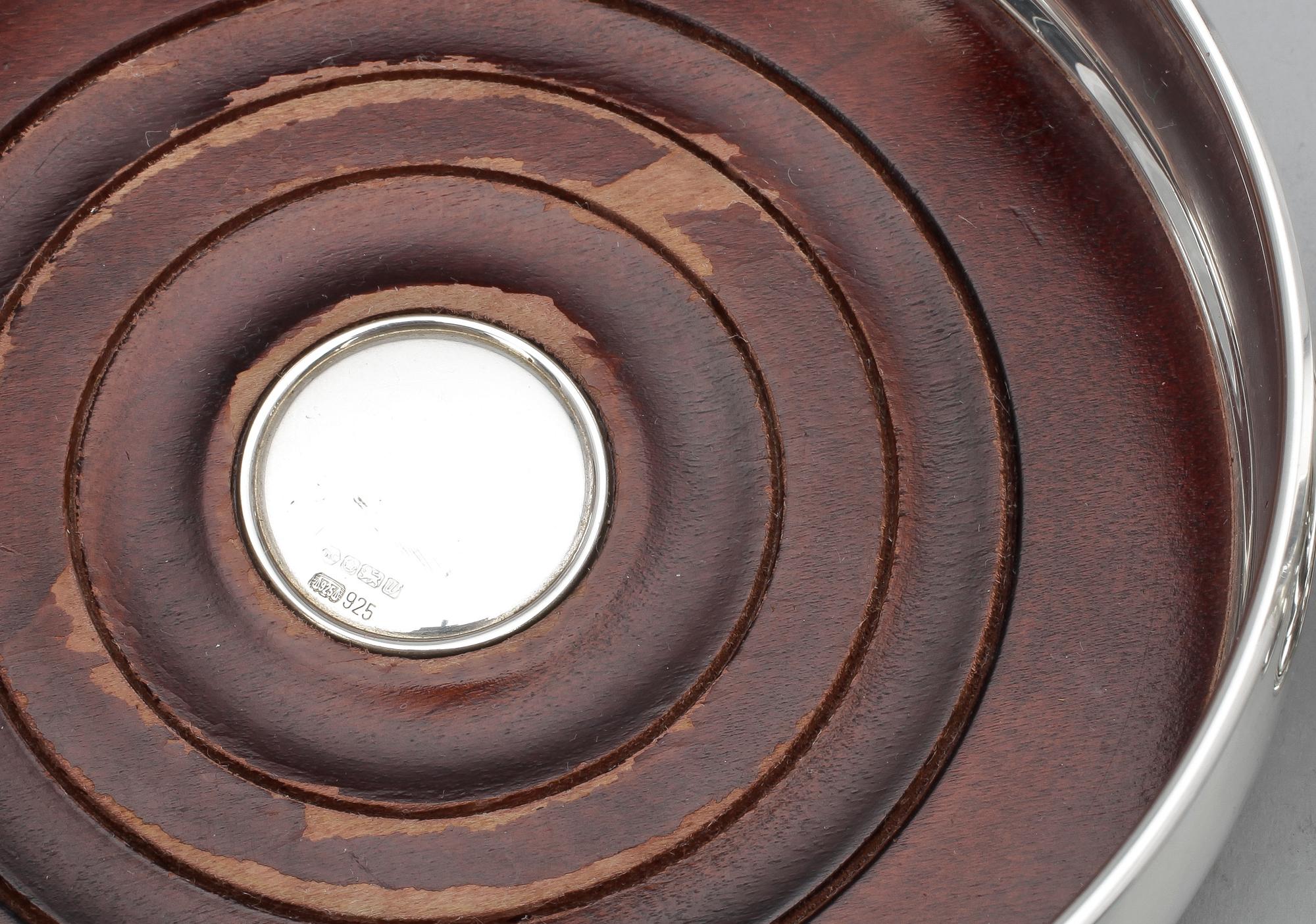 COASTER SAMT ett par STRÖARE, sterling silver, Storbritannien, 1900-talets andra hälft.