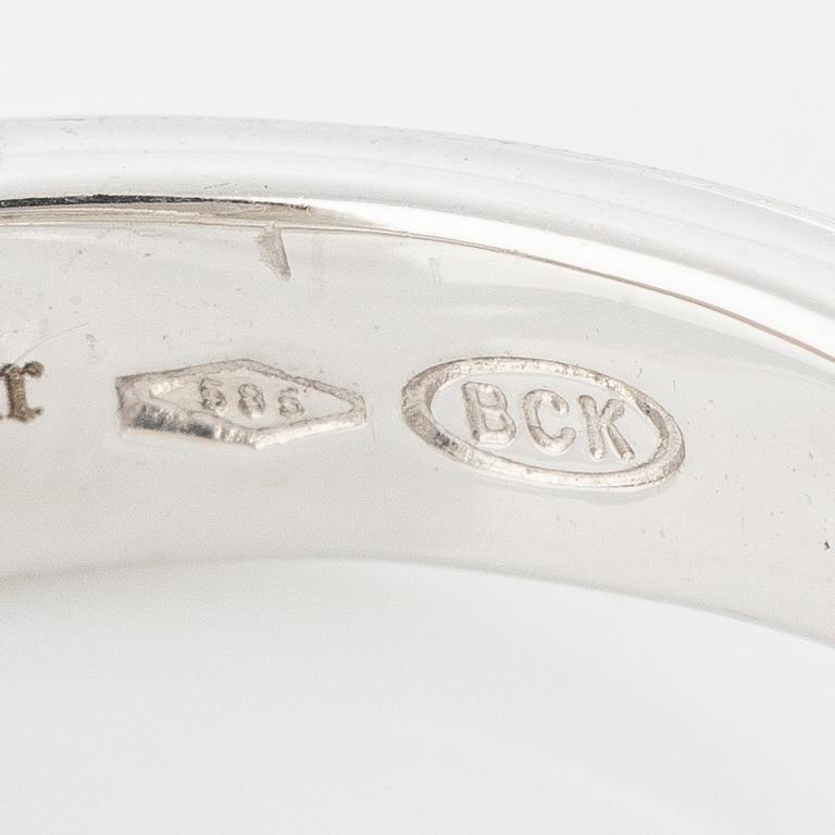 Ring 14K white gold set with round brilliant-cut diamonds.