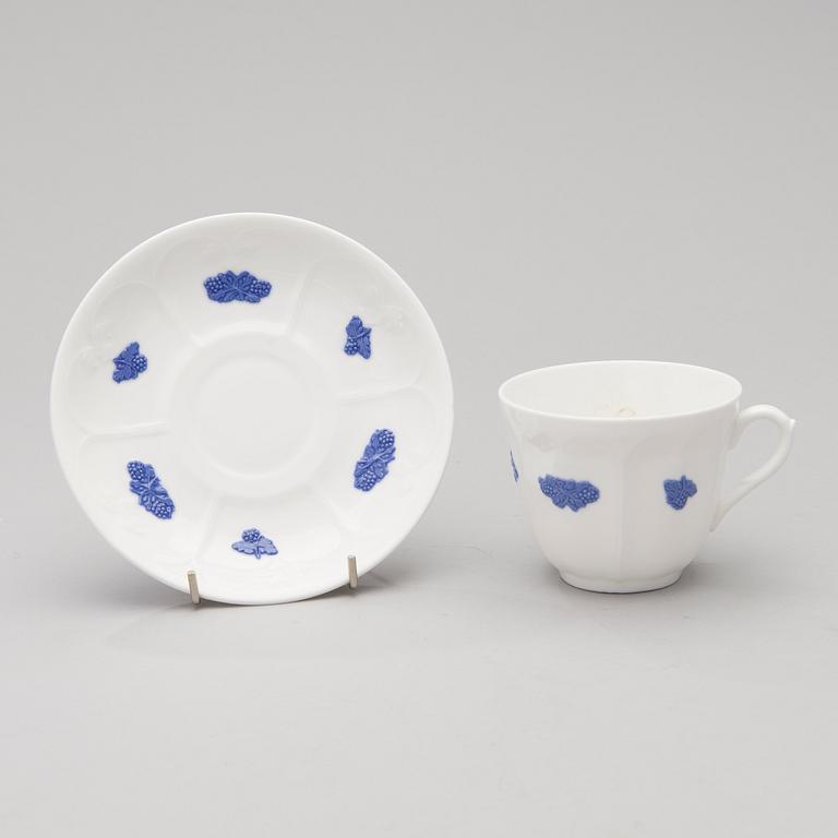 A 43-piece porcelain dinnerware set, "Blå blom", Gustavsberg.