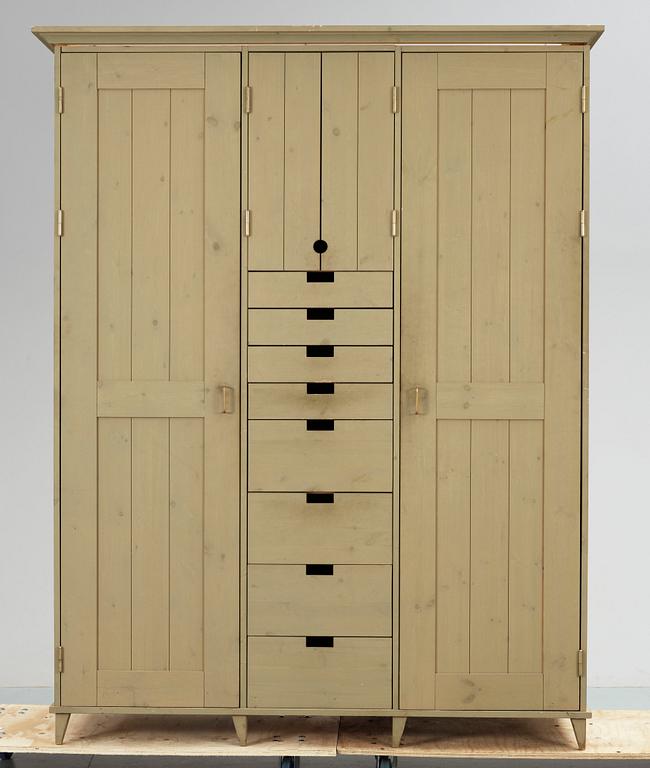 KLÄDSKÅP, Norrgavel, sent 1900-tal.