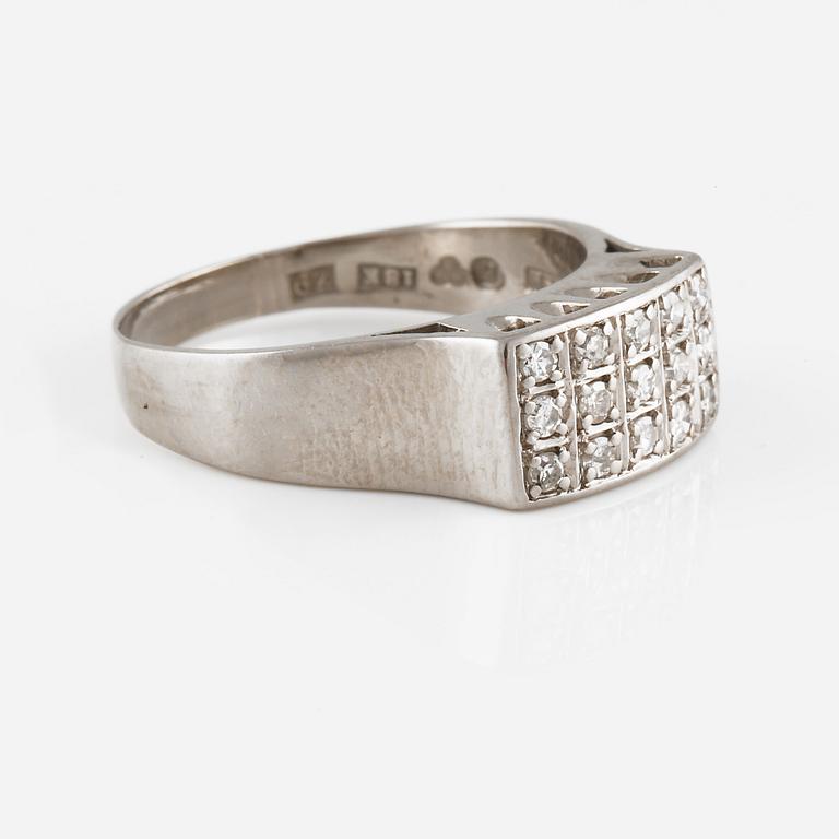 RING, 18K guld med åttkantsliapde diamanter 0.25 ct, Sveboms, Vetlanda, 1974. Vikt 5,5 gram.