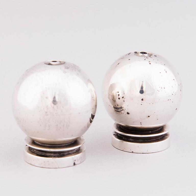 GEORG JENSEN, salt and pepper shakers, silver, design Harald Nielsen. Copenhagen 1945-51.
