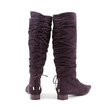 GUCCI, a pair of purple suede boots.Size 39.