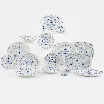 Bing & Gröndahl samt Royal Copenhagen, matservis, 99 delar, porslin, "Musselmalet", Danmark.