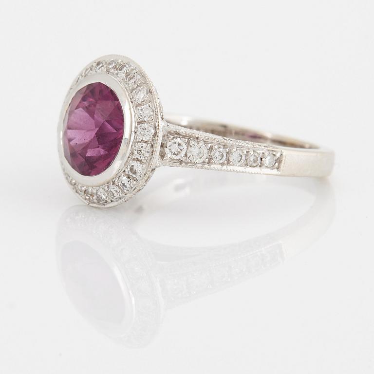 Max Prus ring 18K vitguld med en fasettslipad rosa safir och runda briljantslipade diamanter.