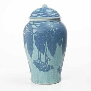 Josef Ekberg, A 'Sgrafitto' lidded creamware urn, Gustavsberg, 1924.