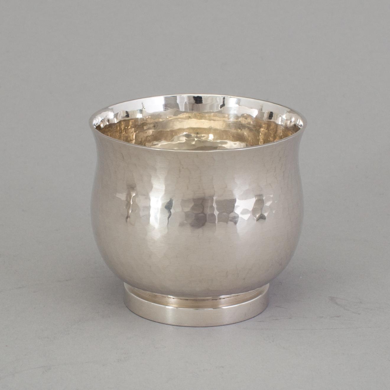 a silver carafe and six vodka cups by Erik Löfman 1929-1994 for K G Markströms AB, Uppsala 1978. Weight ca 1122 gram.