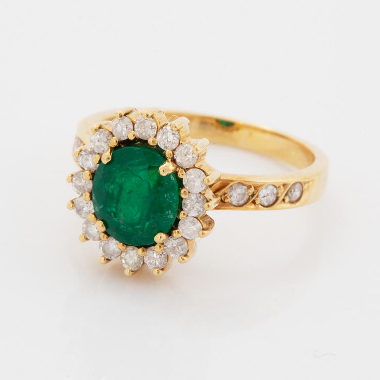 Garnityr, ring, örhängen och collier med smaragder och briljantslipade diamanter.