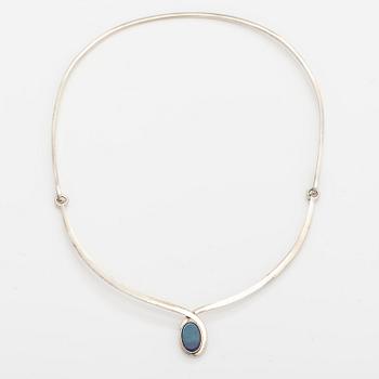 Halsband och ring, sterlingsilver, spektroliter. Kaunis koru, Helsingfors 1987.