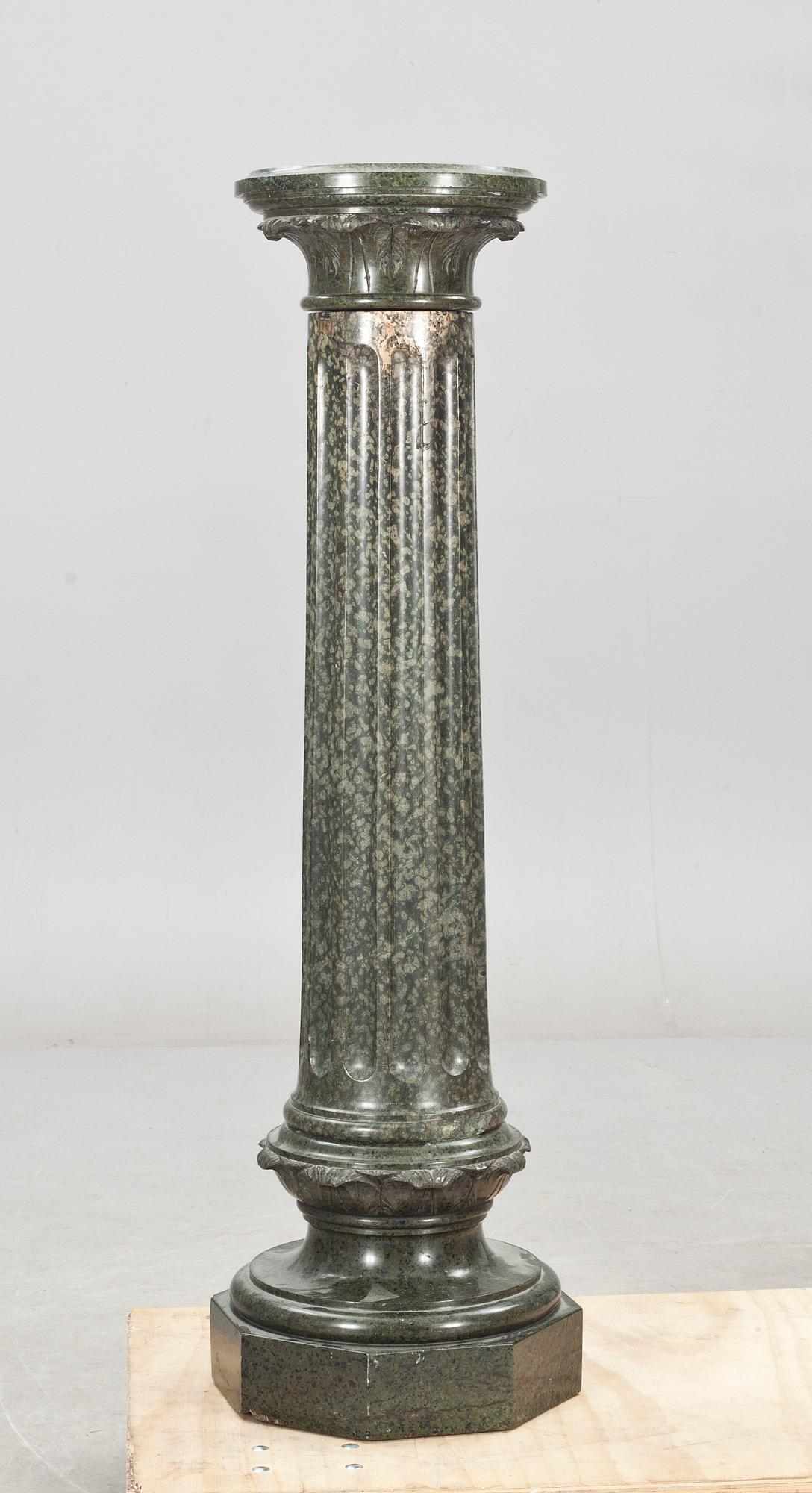 PIEDESTAL, grön marmor. 1900-tal.