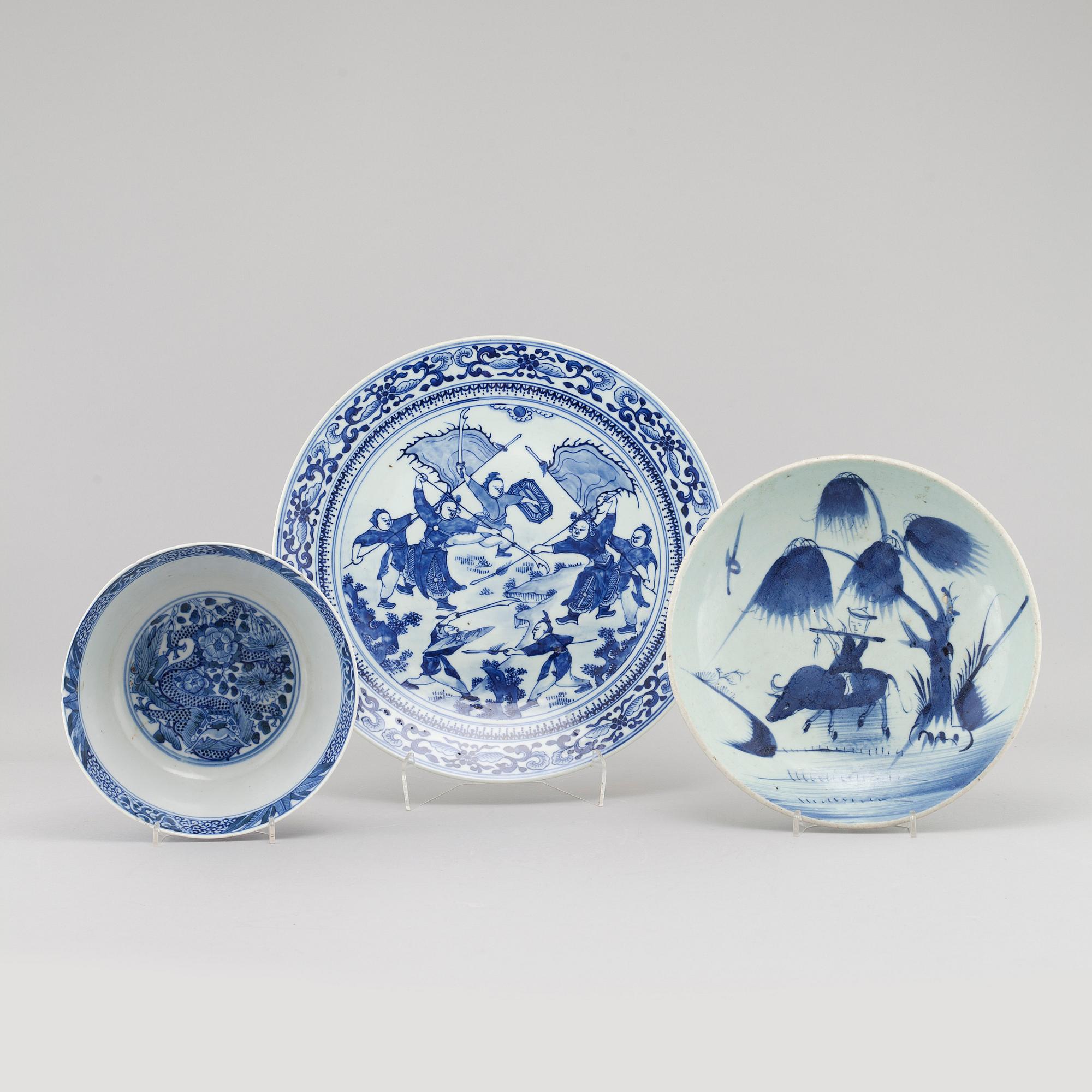Three pieces of porcelain from China, 19th and 20th century.