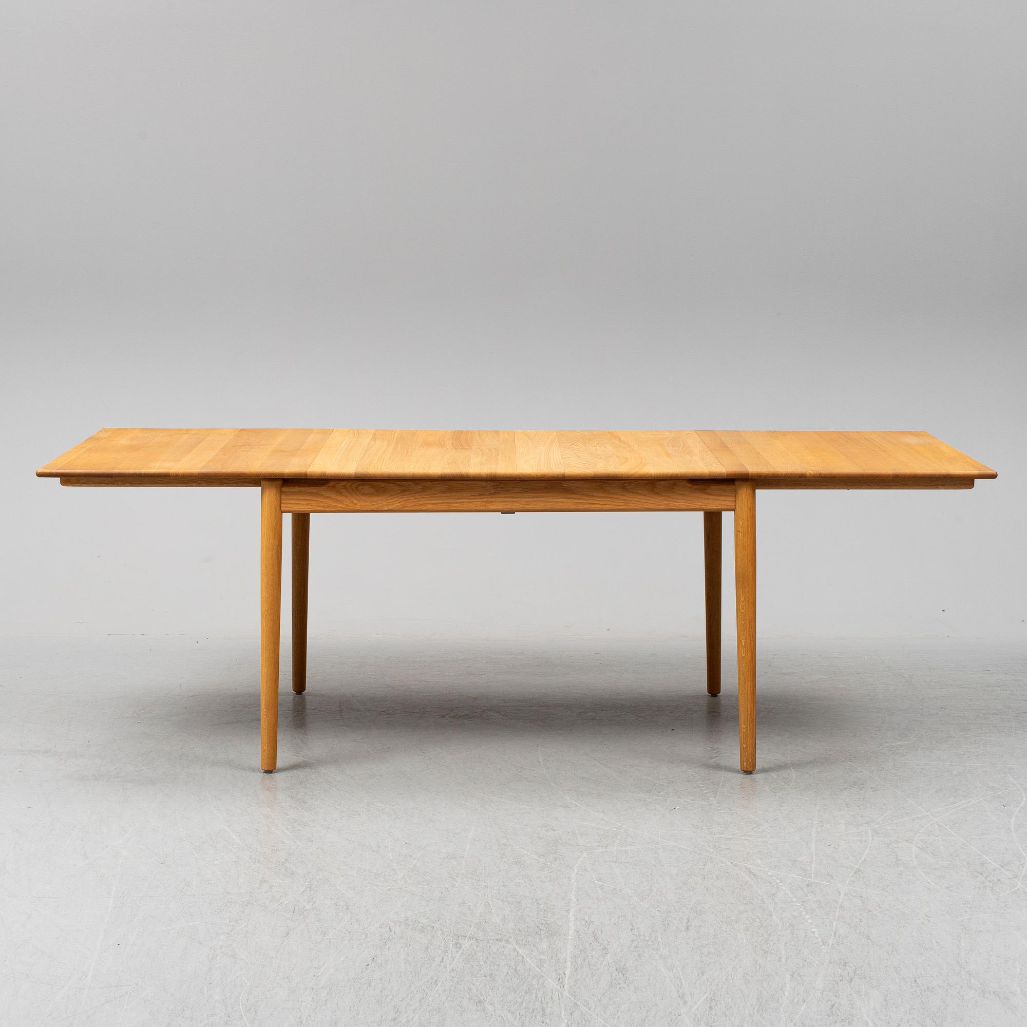 An oak dining table by Norrgavel.