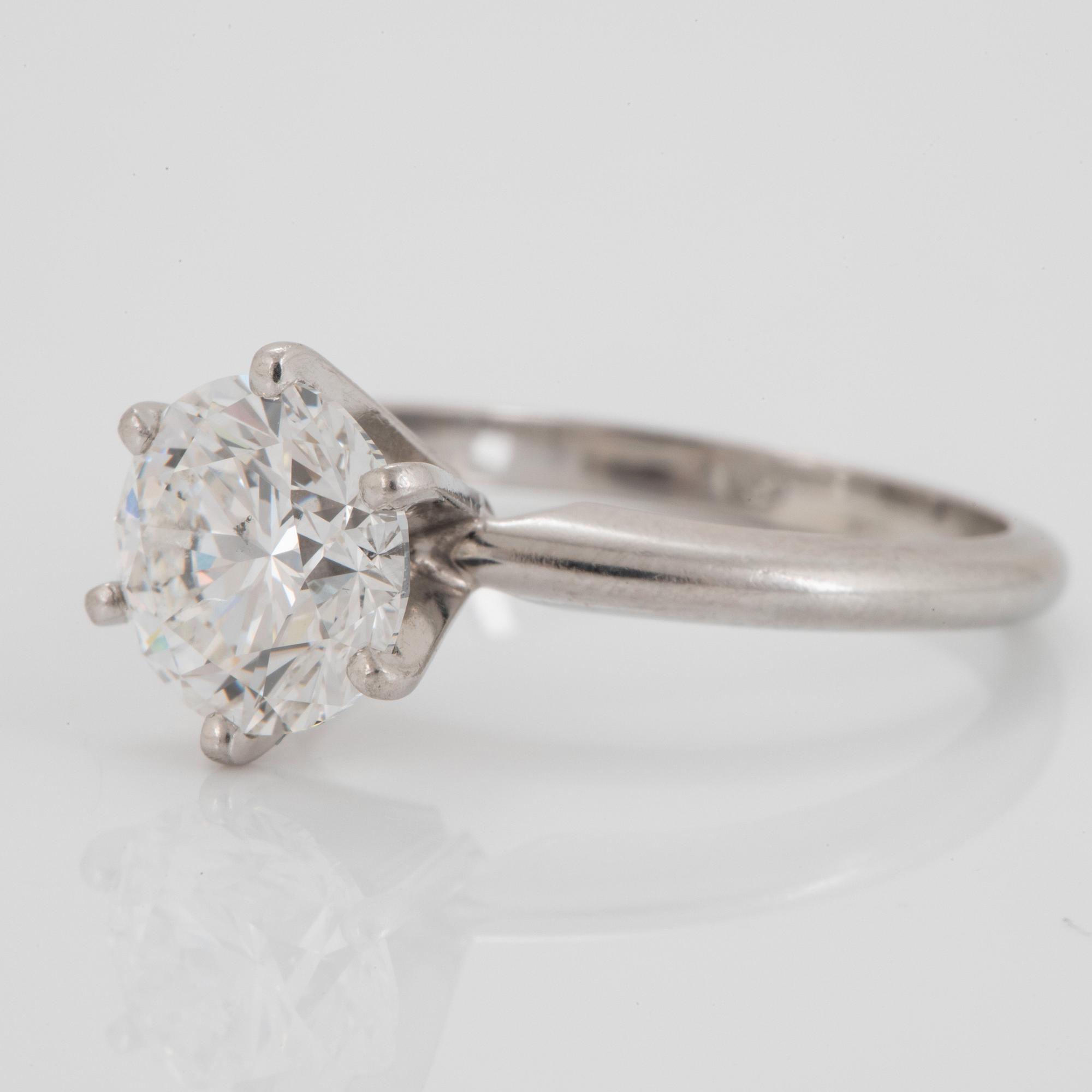 Ring platina med en rund briljantslipad diamant 2.17 ct  kvalitet G si1 enligt medföljande GIA certifkat.