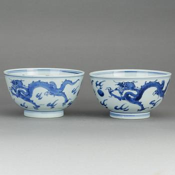 A pair of blue and white dragon bowls, Qing dynasty, Kangxi (1662-1722).