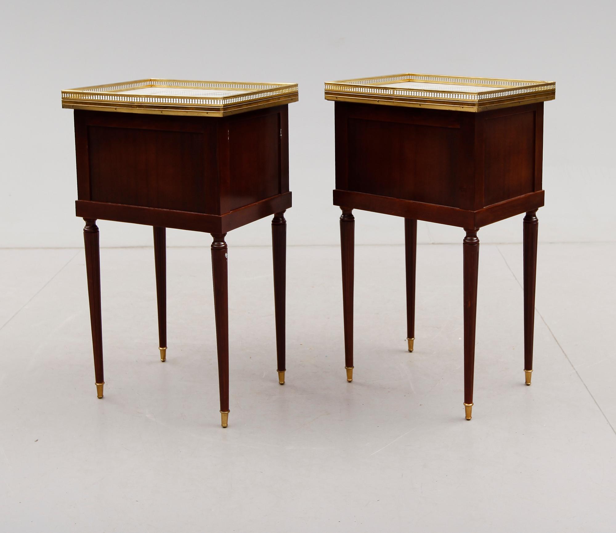 SÄNGBORD, 1 par, gustaviansk stil, 1900-talets andra hälft.