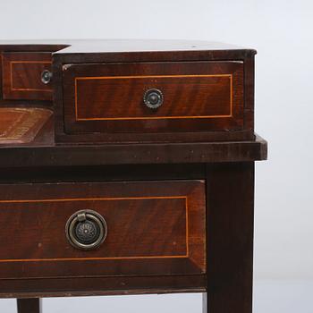 SKRIVBORD, engelsk stil, 1900-talets andra hälft.