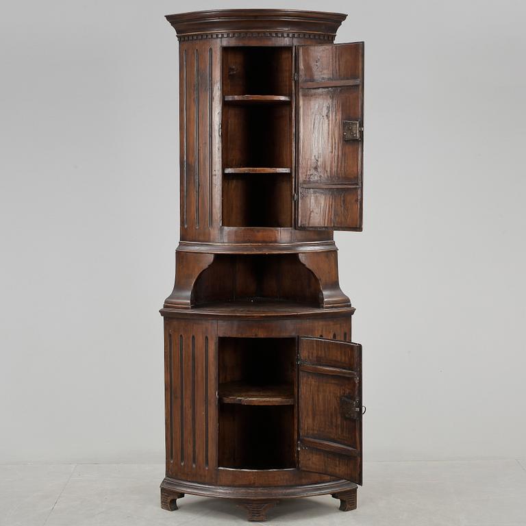 HÖRNSKÅP, sengustavianskt, 1800-talets början.