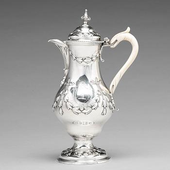 186. An English 18th century silver hot water-jug, mark of Chas Woodward, London 1773.