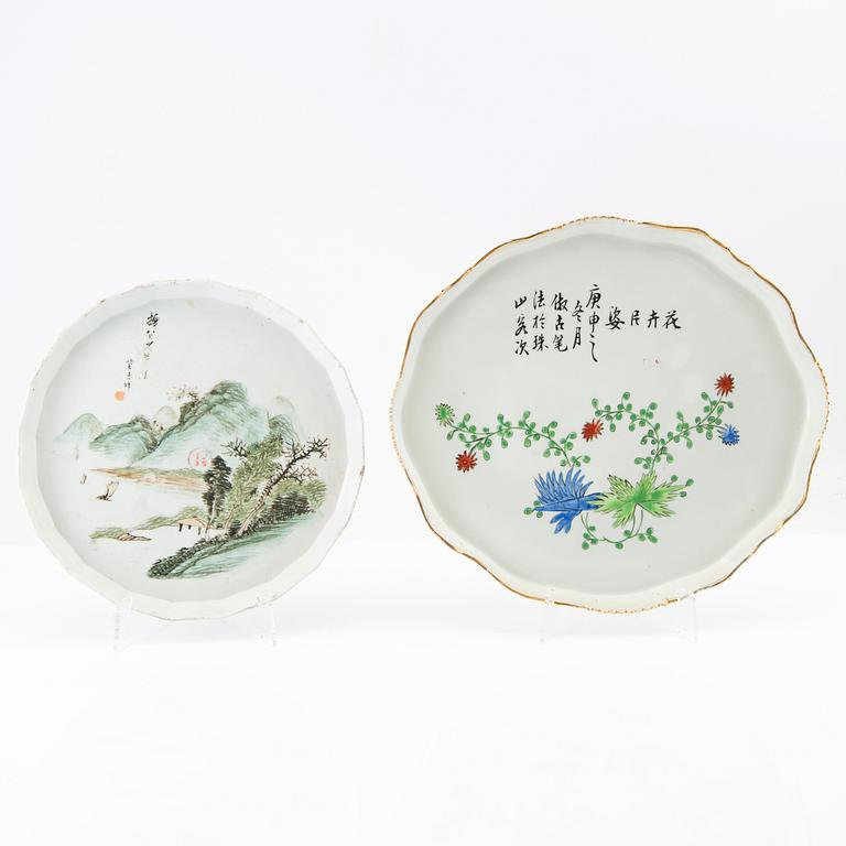 A set of two Chinese porcelain trays, 20th century.