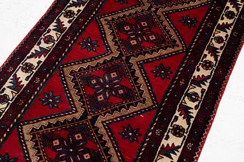 Gallerimatta, nordvästperisk, ca 395 x 98 cm.