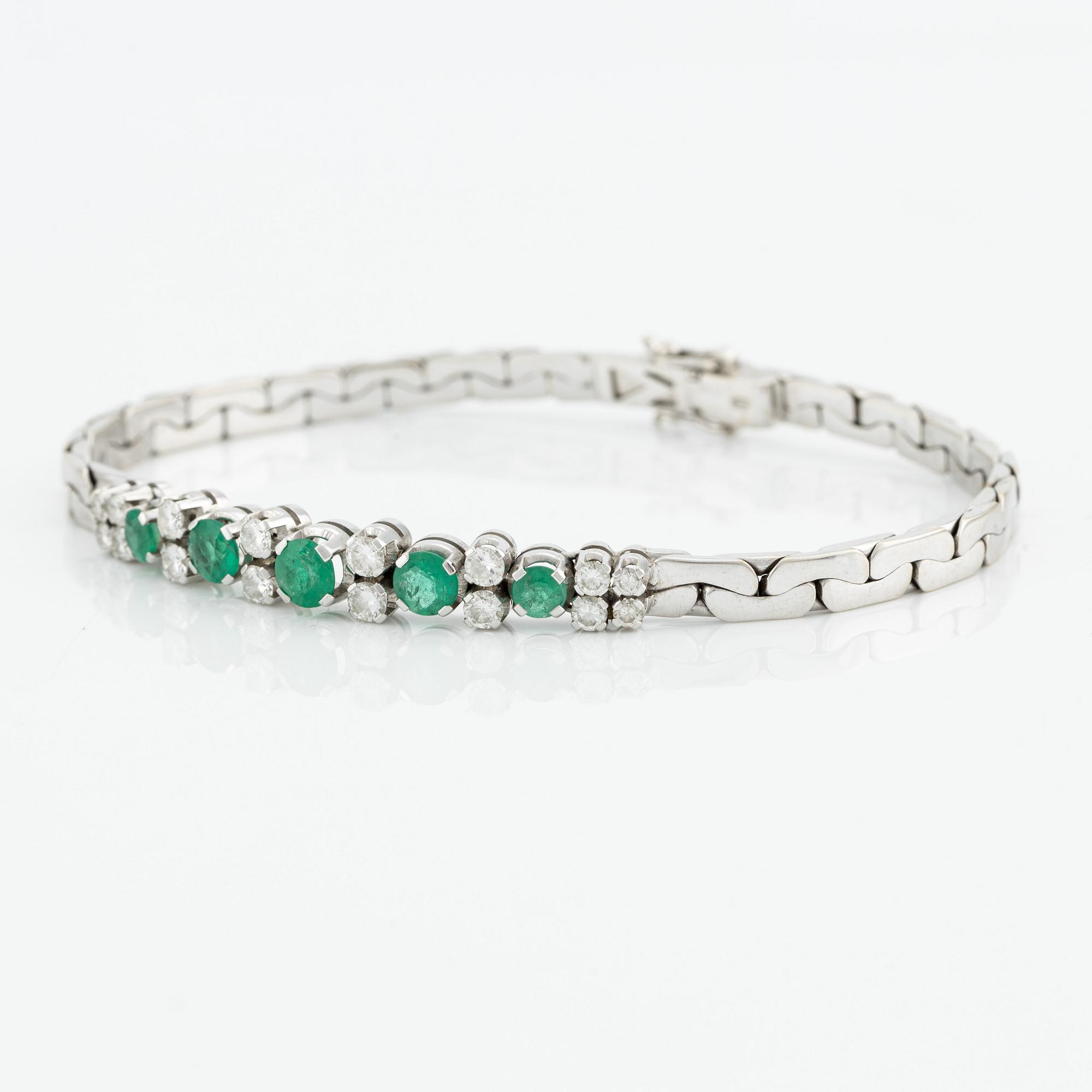 Bracelet in 18K white gold with emeralds and brilliant-cut diamonds.