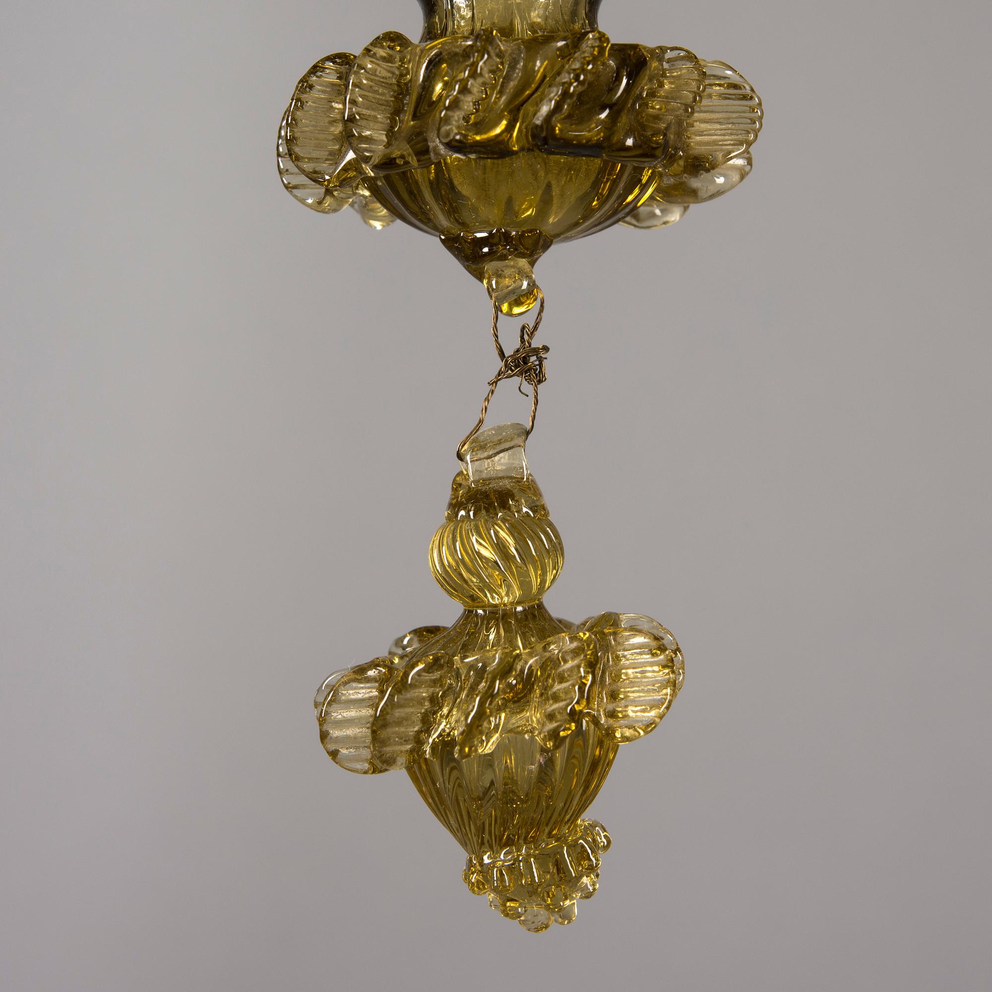 TAKKRONA, Murano, 1900-talets mitt. Höjd ca 70 cm.