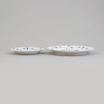 A part tea and coffee porcelain service, 'Musselmalet', Royal Copenhagen and Bing & Gröndal, 20th century (23 pieces).
